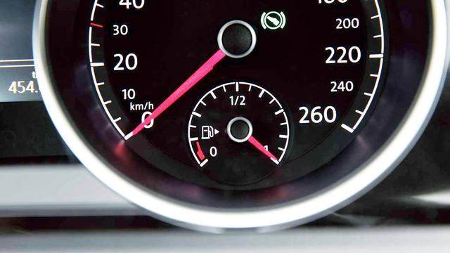 油箱没空就加油真的毁车?