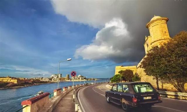 德国允许裸体开车！新加坡违法鞭刑！那么问题来了，中国呢？