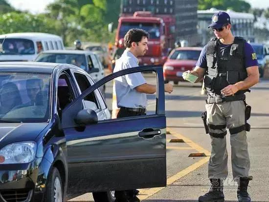 德国允许裸体开车！新加坡违法鞭刑！那么问题来了，中国呢？