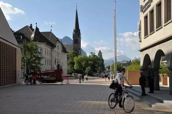 德国允许裸体开车！新加坡违法鞭刑！那么问题来了，中国呢？