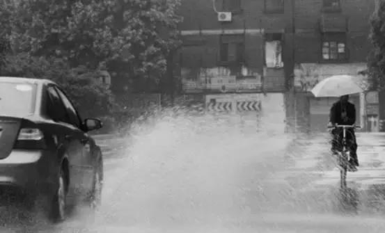 德国允许裸体开车！新加坡违法鞭刑！那么问题来了，中国呢？