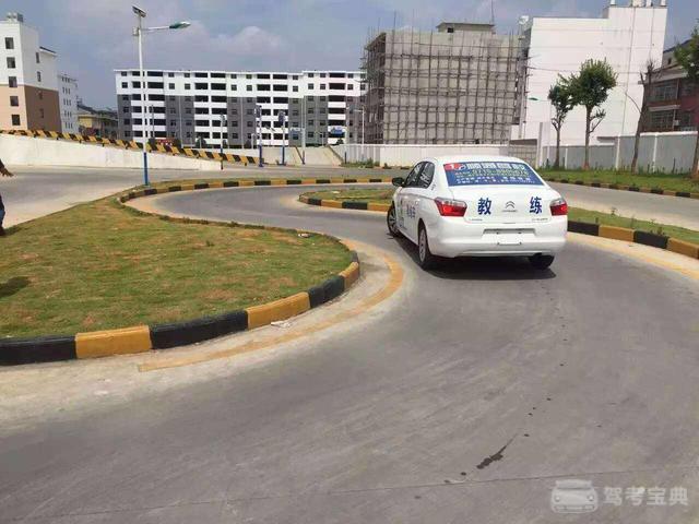 大家都开自动挡,当初考驾照时为什么考高难度的C1,而不考C2呢? 大家都开自动挡,当初考驾照时为什么考高难度的C1,而不考C2呢?