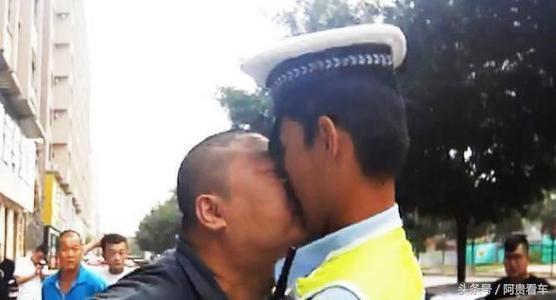 交警叔叔教你如何临时停车不被贴罚单!