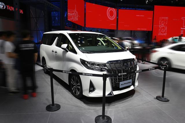 偶遇丰田新款埃尔法,日本售价20万,国内加价到