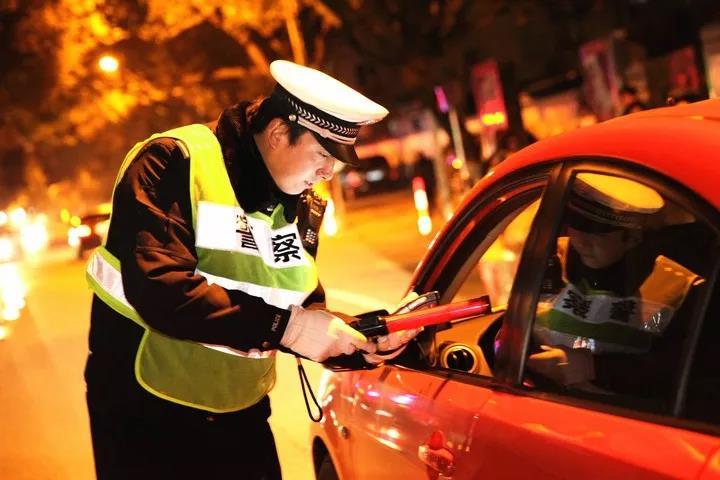 酒后躺车内休息算酒驾?交警回应