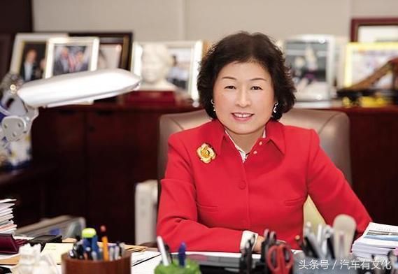 中国第一位女首富,06年身价就高达270亿,不做豪车偏爱商务车!