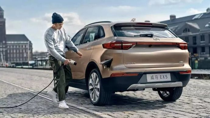 销量下滑,被造车新势力围剿,特斯拉终于屈服了