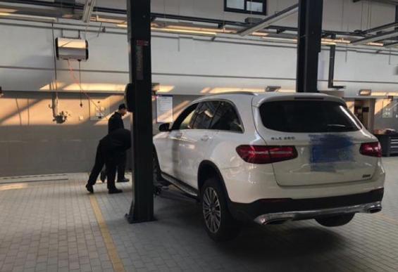 被指刹车异响、轮毂锈蚀,车主诘问:几十万的奔