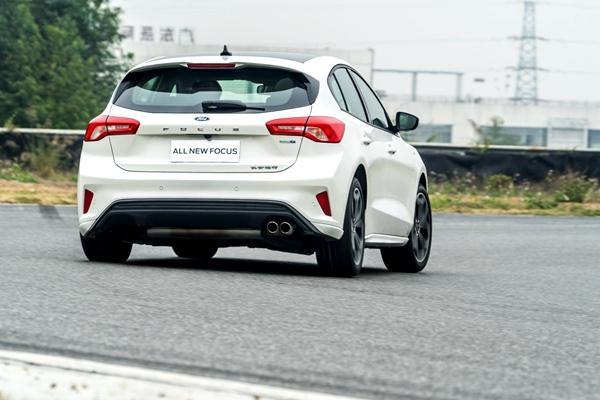 老车主赛道试驾新车，全新福克斯ST Line进步在哪？