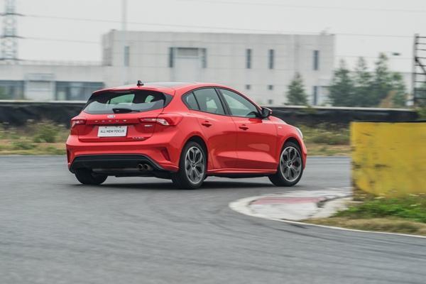 老车主赛道试驾新车，全新福克斯ST Line进步在哪？