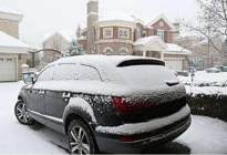 冬天雪太厚，车上都是雪，应该如何用正确方法将雪清理？