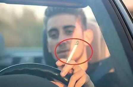 为什么在车内抽烟外国人要关着窗，而国人却要开着窗？