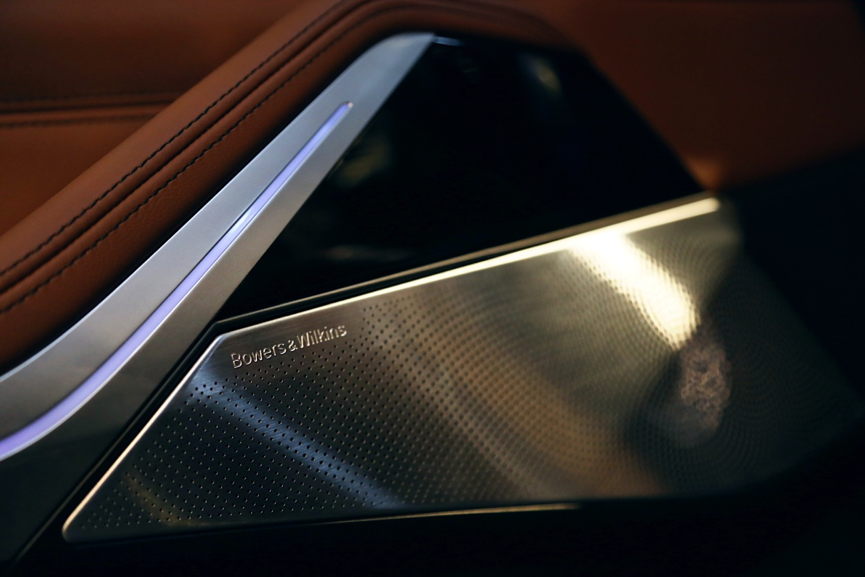 宝马X7上市，5.2秒破百售价100万元起的豪车外媒怎么评？