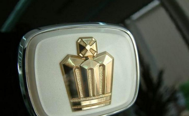 丰田锐志上的车标,国内很少有看到这个车标,但是海外版的依然会挂着x