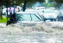 雨季开车要注意的一点，不然坏了保险也不会赔给你！