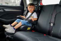 上汽荣威发布一体式儿童安全座椅 未来将全面普及