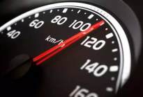 车速表显示已超速但手机导航却提示没超速，到底该信哪个？