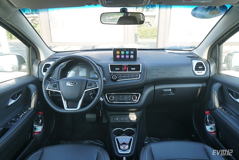 iev6e青春版的内饰沿用了现款iev6e升级版的风格,比较质朴,没有很大的