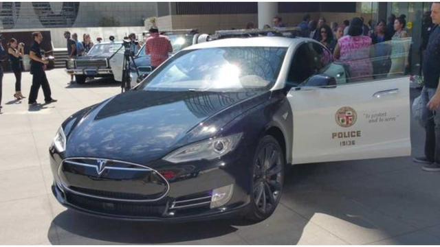 大写的尴尬!3.3秒破百的特斯拉警车,竟因没