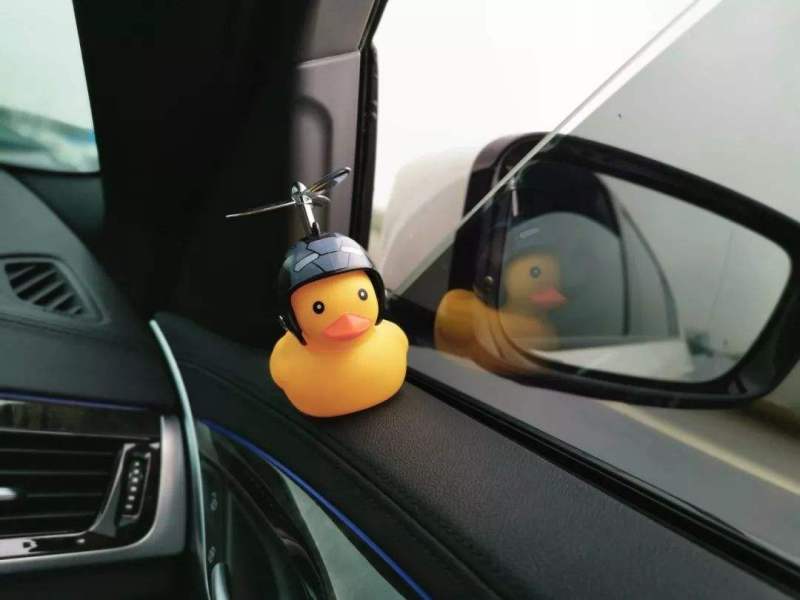 车上装小黄鸭是什么意思?交警不查吗?看完清