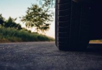 哪些开车技巧可以减少轮胎磨损？