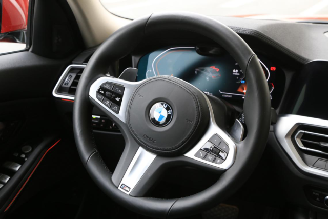 运动是有道理的,全新宝马3系方向盘很粗壮