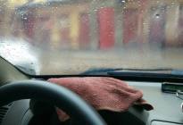 车窗有雾不用暖风吹毛巾擦，用这招车窗贼清晰，老司机不一定知道