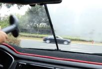 车窗有雾不用暖风吹毛巾擦，用这招车窗贼清晰，老司机不一定知道