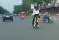 车漫图卦 | 小姐姐，你这样搭摩托车是很危险的