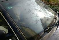 车辆的前挡玻璃雨刮总是刮不干净，这是怎么回事呢？