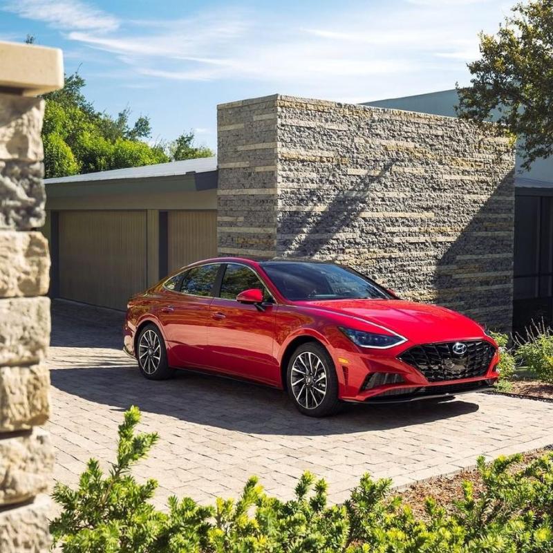 车身侧面,整个车身侧面非常的修长,车身腰线非常的优雅,轮毂为双