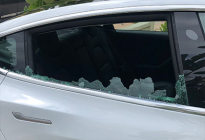 刚交付的Model 3停车时玻璃离奇破碎