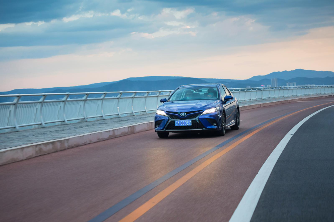 若非出类拔萃何以全城热爱b级座驾之王凯美瑞致敬城市中坚