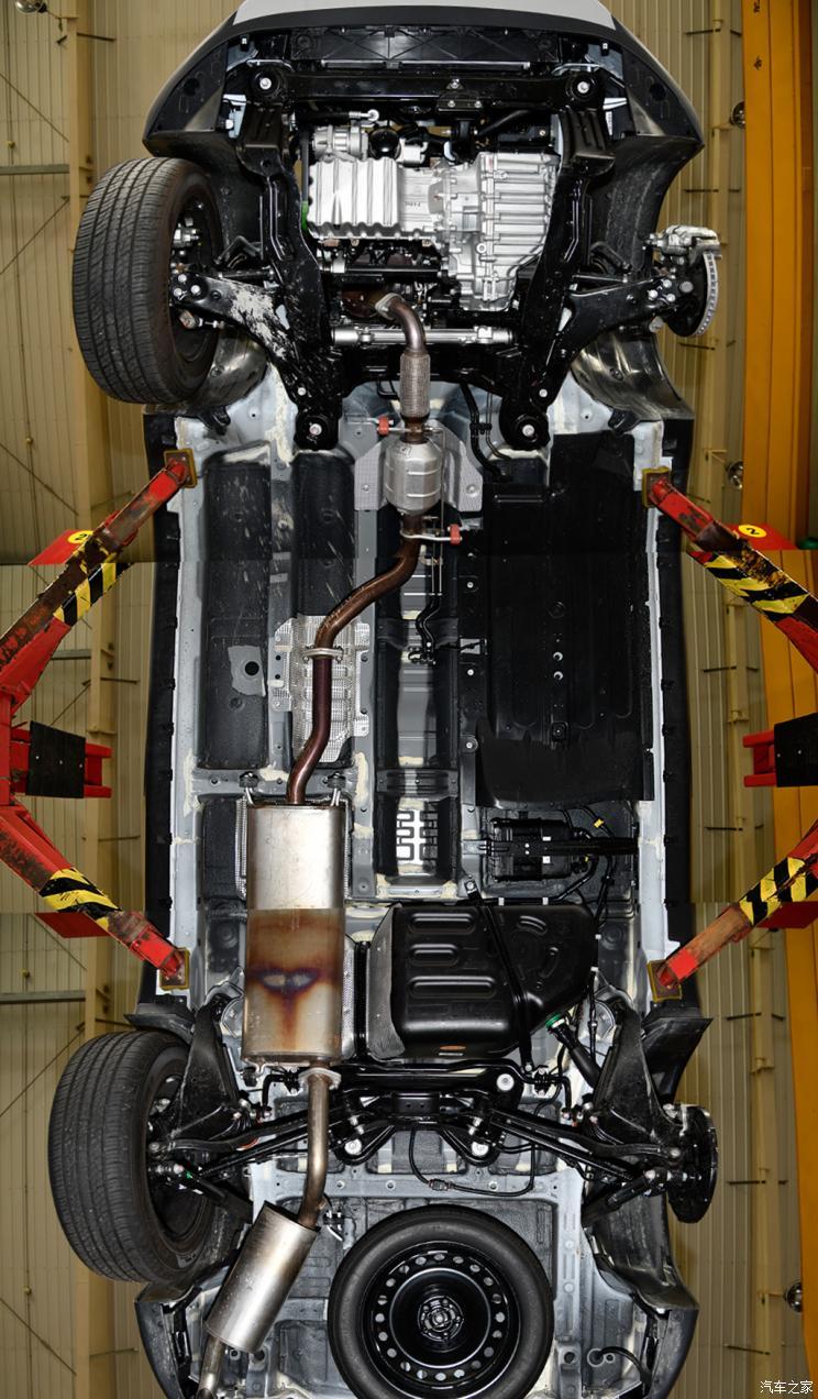 [全景图为拆掉车轮和发动机舱底部护板后的状态] ◆底盘全景及前悬架