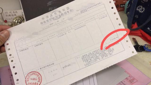 车。但至今车主手里只有一张购置税发票，其他发票4s店一张也未能提供。