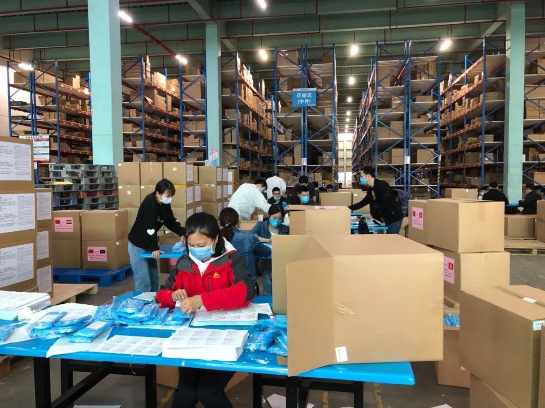 广乘国际员工为发往海外各国的口罩打包攥指成拳,合力致远,共助全球抗