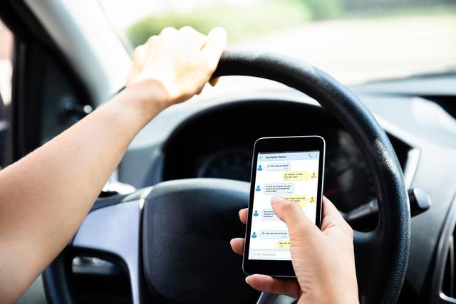 开车时，怎样用手机导航才不违法？