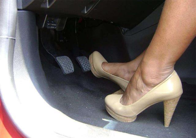 日常开车,为什么会有那么多人把油门当刹车踩?全文- 买车网