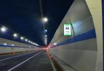 隧道里明明有灯还比较亮，为什么进入隧道还要开车灯？