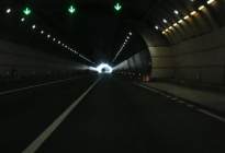 隧道里明明有灯还比较亮，为什么进入隧道还要开车灯？