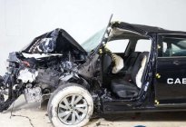 网传大众帕萨特发生惨烈车祸：A柱撞飞 ，半边车身没了