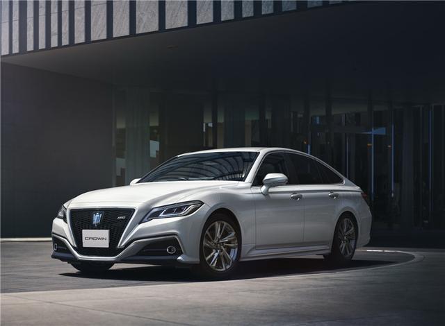 2021款皇冠正式开售,霸气外观荡然无存