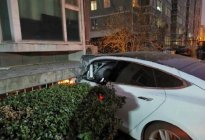 特斯拉Model S加速撞墙，是不是踩刹车踩成了电门？ ​