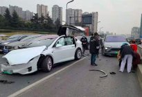 Model X成都失控撞三车，Model 3上海自动加速车！