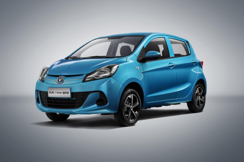 新车在外观上整体延续了老款奔奔ev的设计,造型小巧精致.