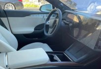 新款特斯拉Model S工程车内饰曝光 说好的U型方向盘呢？