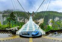 720度智能环景影像 全新荣威i5盲驾挑战世界最高玻璃桥
