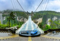 全新荣威i5盲驾挑战世界最高玻璃桥！