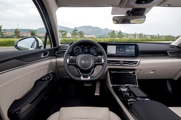 作为时下流行的设计我们非常熟悉了,但起亚凯酷内饰的两块屏幕之间并