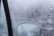 车窗起雾危险多多，应该如何解决？教你方法快速和雾气说拜拜